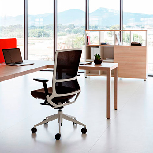 Serie Prisma de muebles de oficina y conjuntos de muebles armarios mesas credencias alas